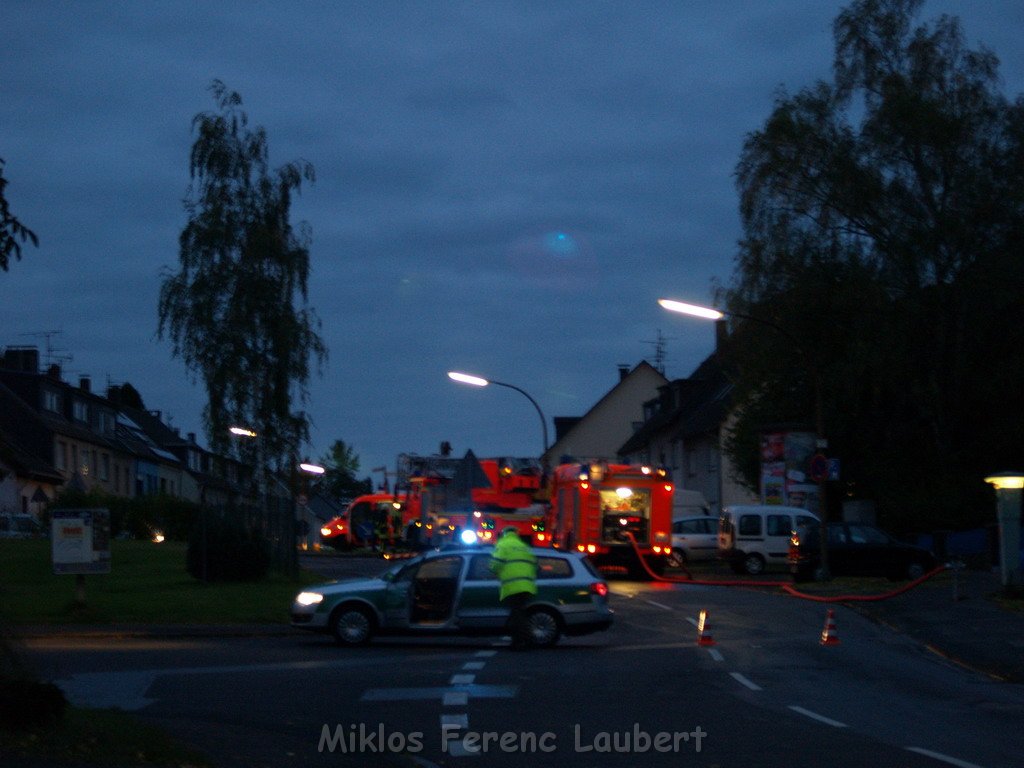 Dachgeschossbrand Koeln Duennwald Leuchterstr   P01.JPG